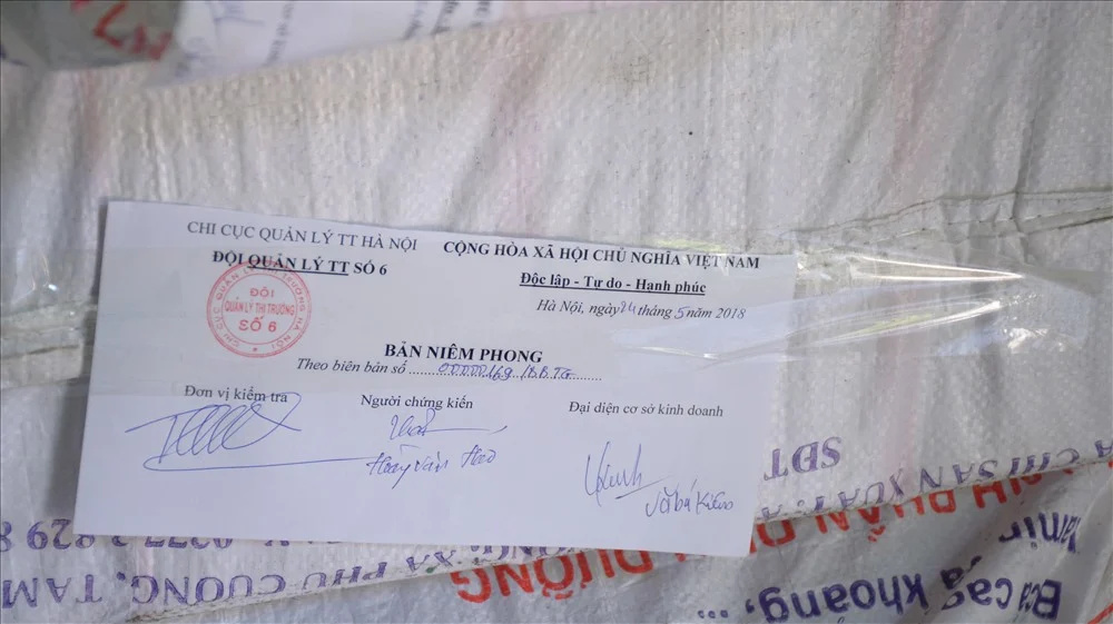 Dán Niêm Phong Xe Máy Trước Khi Gửi An Toàn