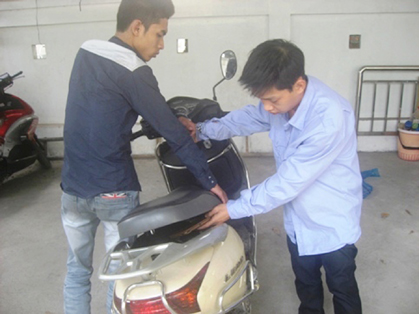 Mở cốp xe và có hành vi lấy trộm