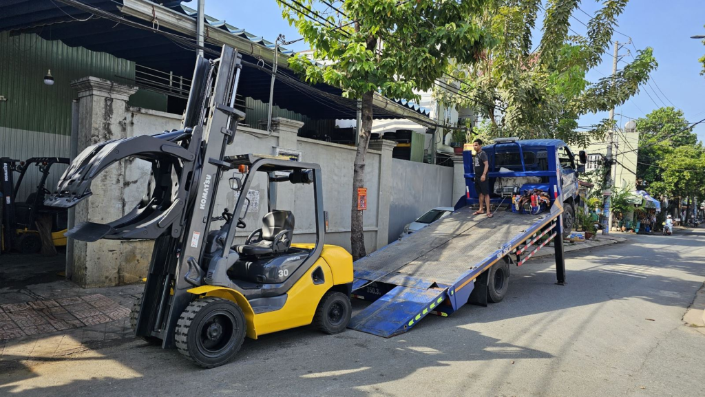 dịch vụ vận chuyển xe nâng dầu ngồi lái