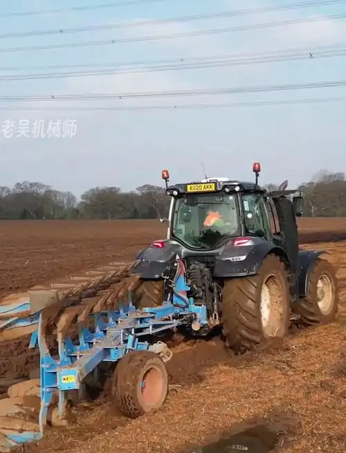 Xe cày gắn thiết bị canh tác