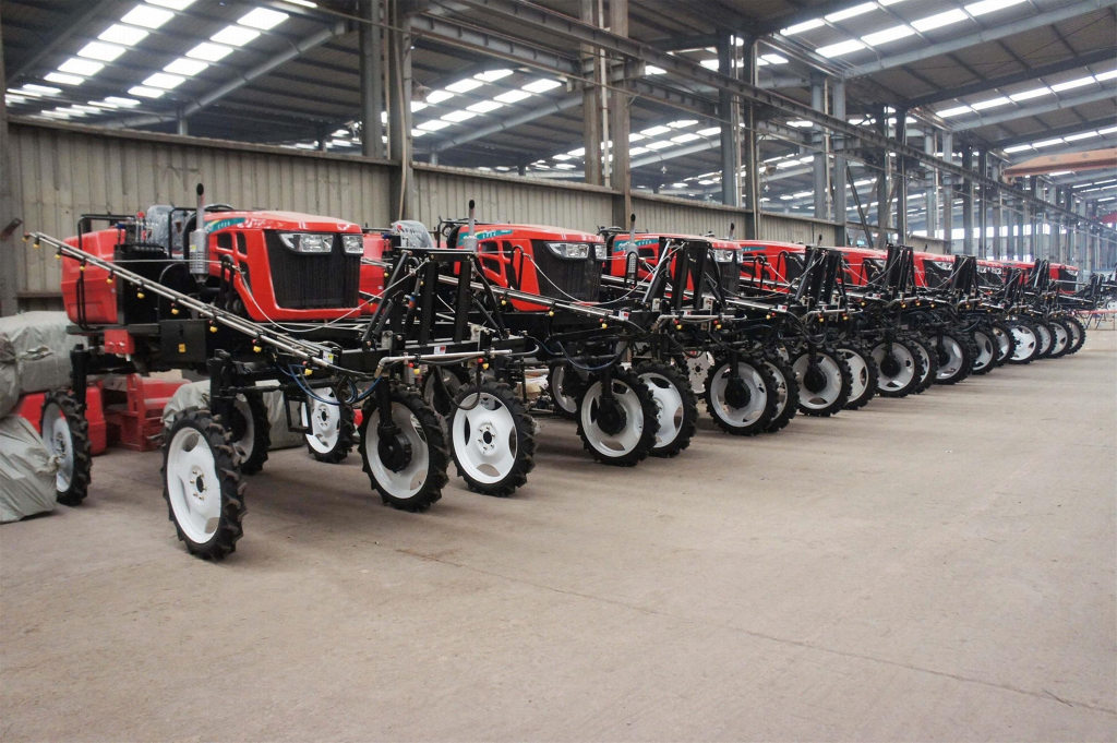 Xe kéo kết hợp thiết bị như máy phun, răng xới