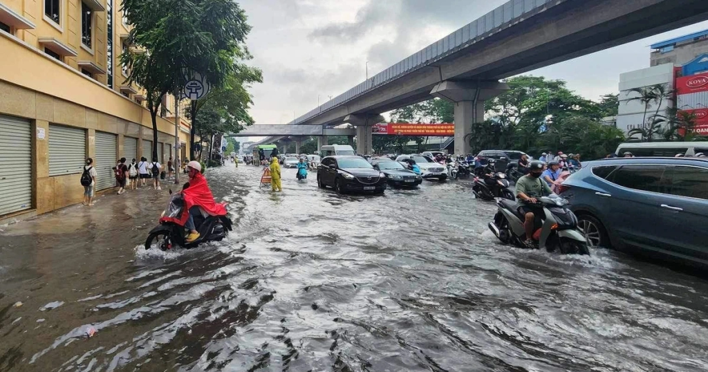 Đường bị ngập nước do mưa
