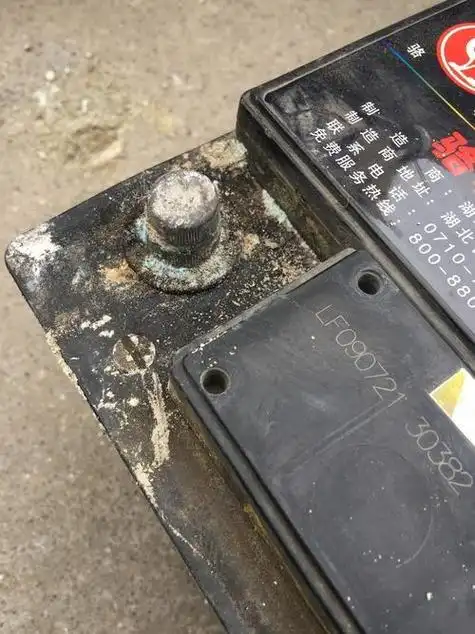 Ắc quy có dấu hiệu xuống cấp