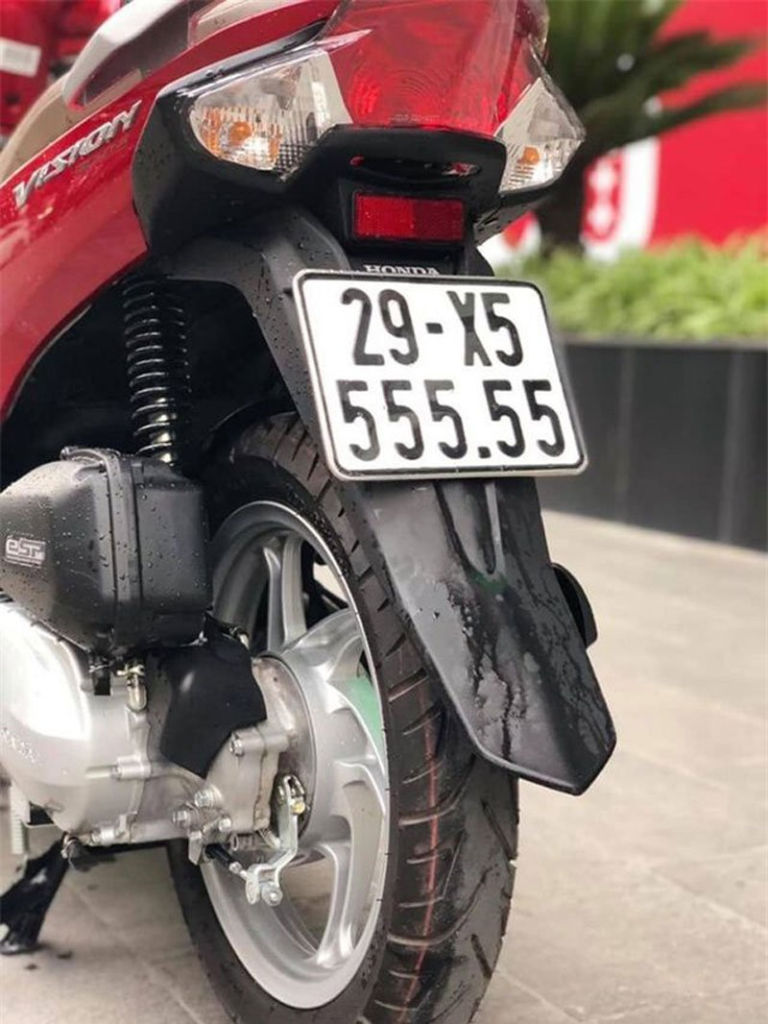 Biển số và phần đuôi xe
